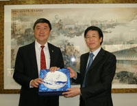 Prof. Li Jiajun (left), President of Tianjin University presents a souvenir to Prof. Joseph Sung (right), Vice Chancellor of CUHK